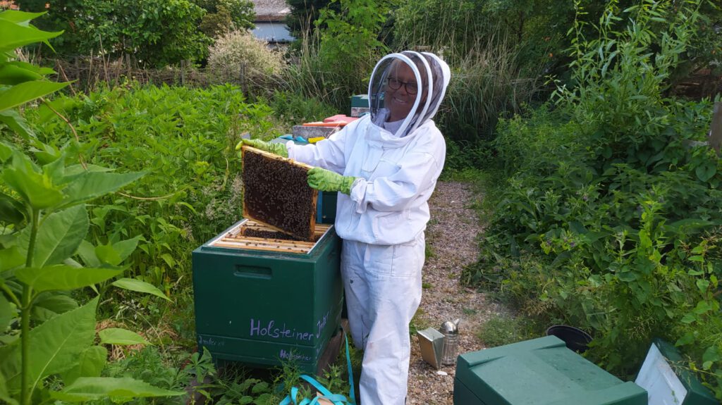 Imkerin bei den Bienenbeuten